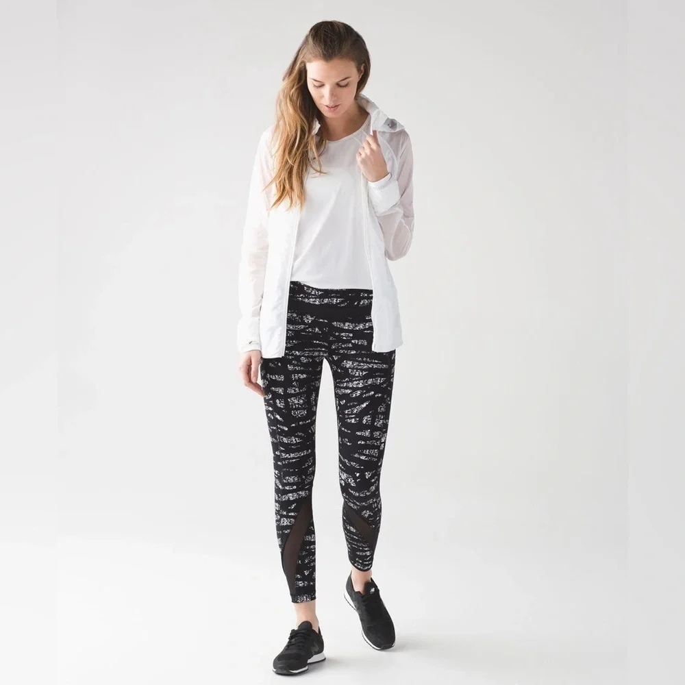 Lululemon Inspire Tight II in Graf Black White / Black Size 8
